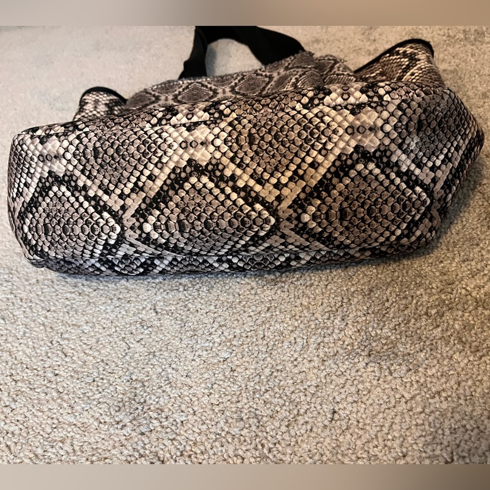 🆕 Tommy Bahama Black, Beige Gray Snake Print Tote 3 piece Set like new - Picture 4 of 11